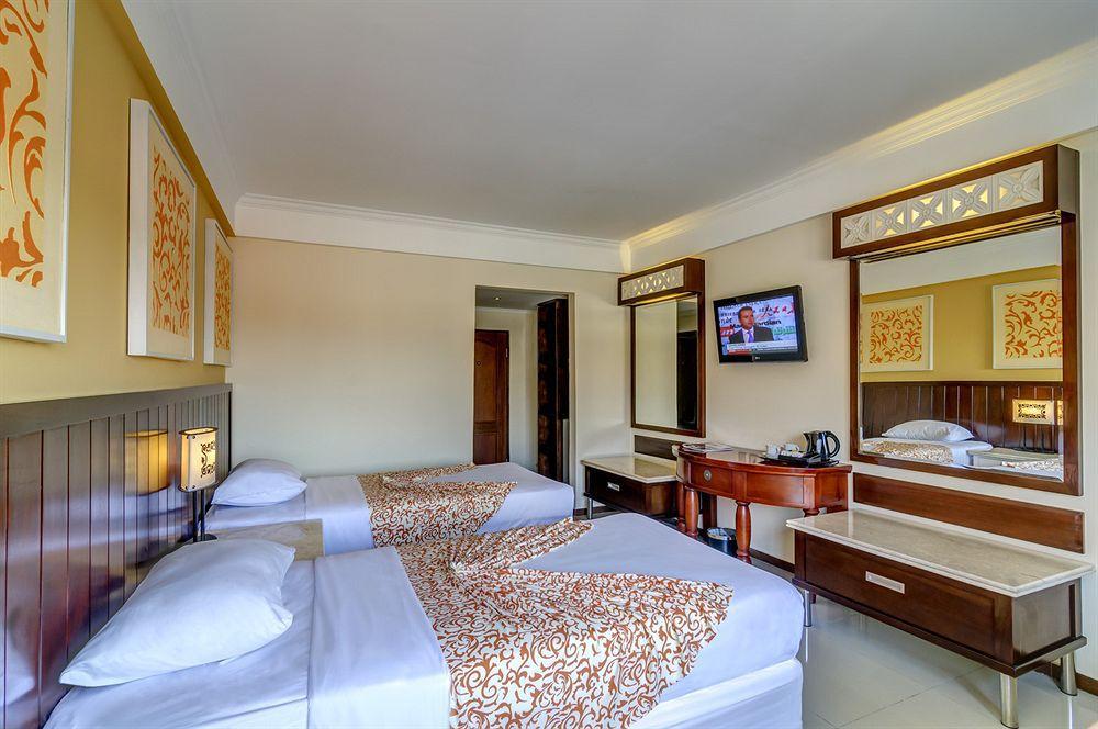 Kuta One Party Hotel Kuta Lombok Exterior foto