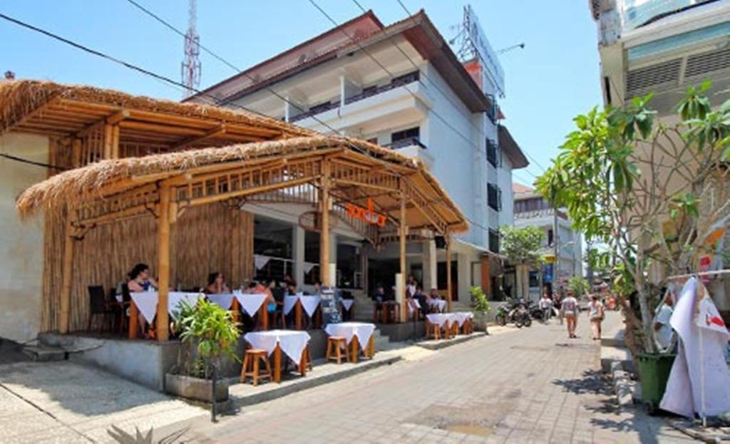Kuta One Party Hotel Kuta Lombok Exterior foto