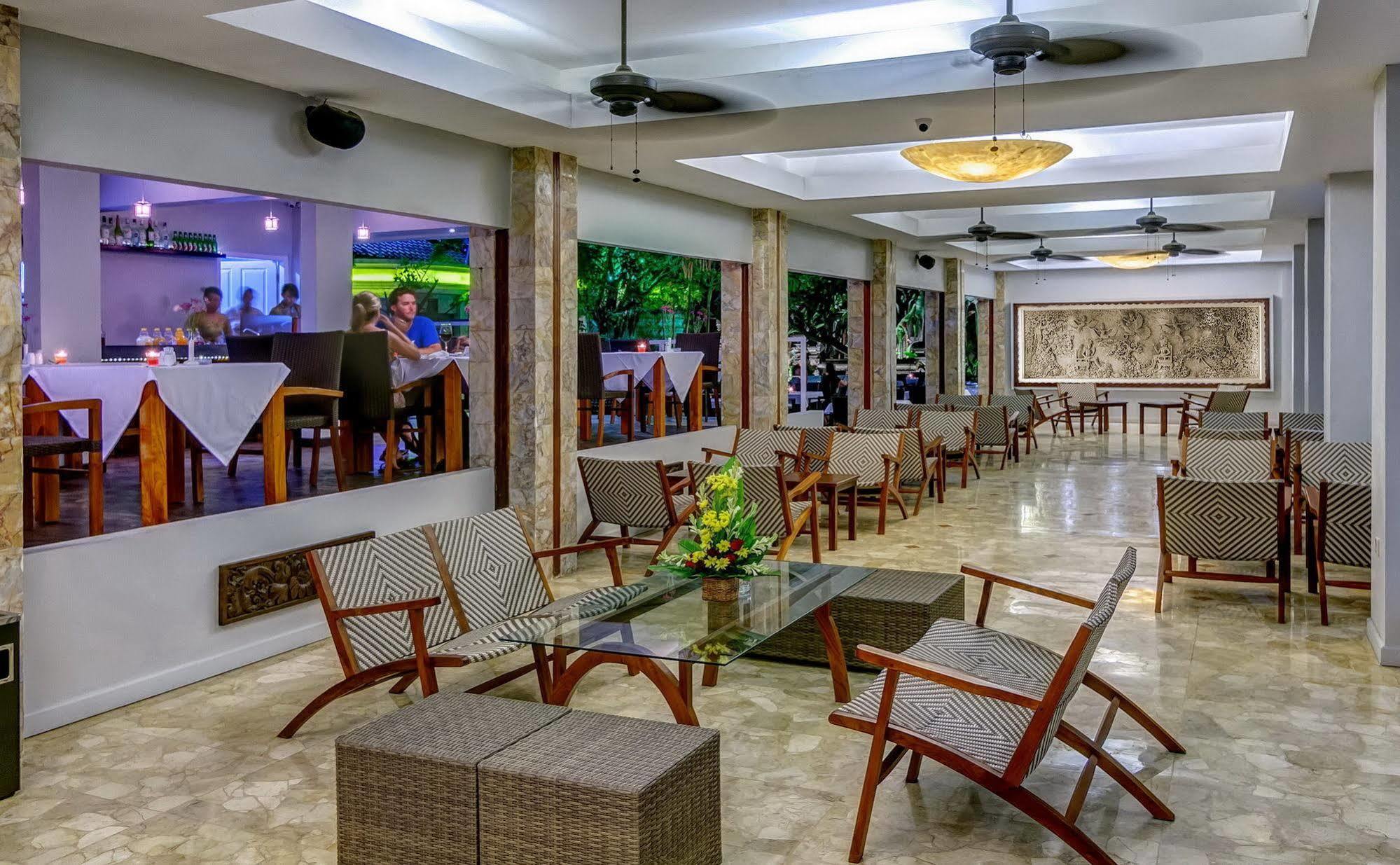 Kuta One Party Hotel Kuta Lombok Exterior foto