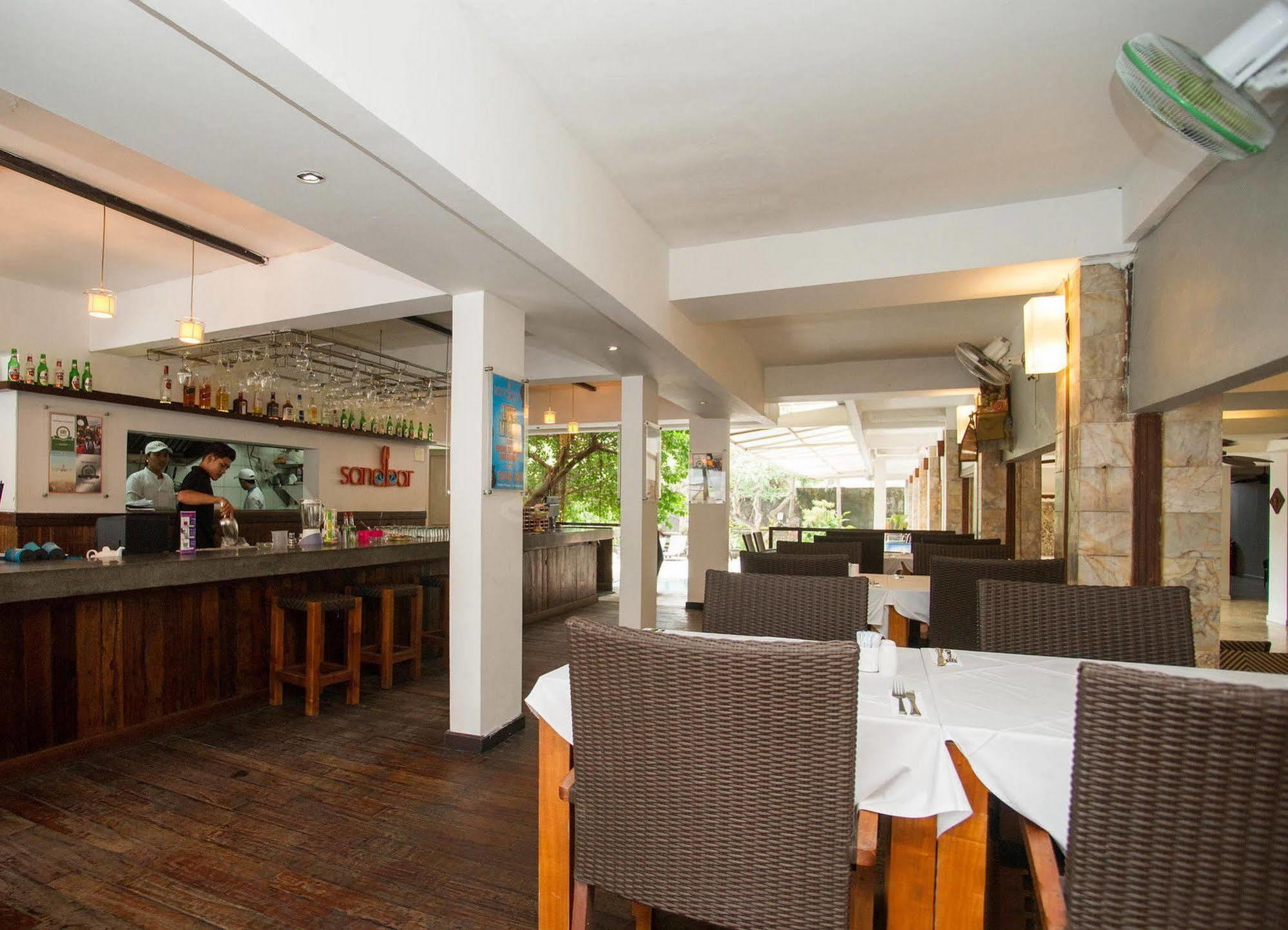 Kuta One Party Hotel Kuta Lombok Exterior foto