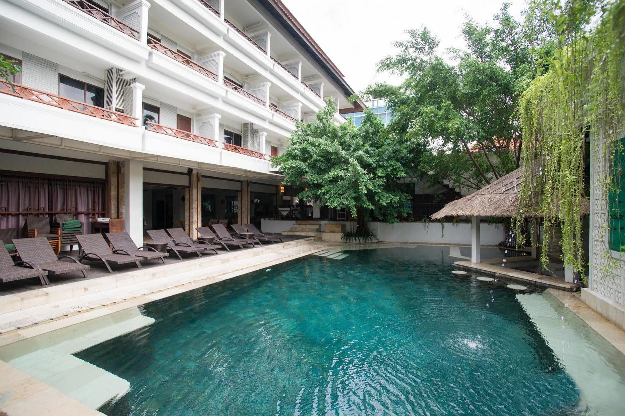 Kuta One Party Hotel Kuta Lombok Exterior foto