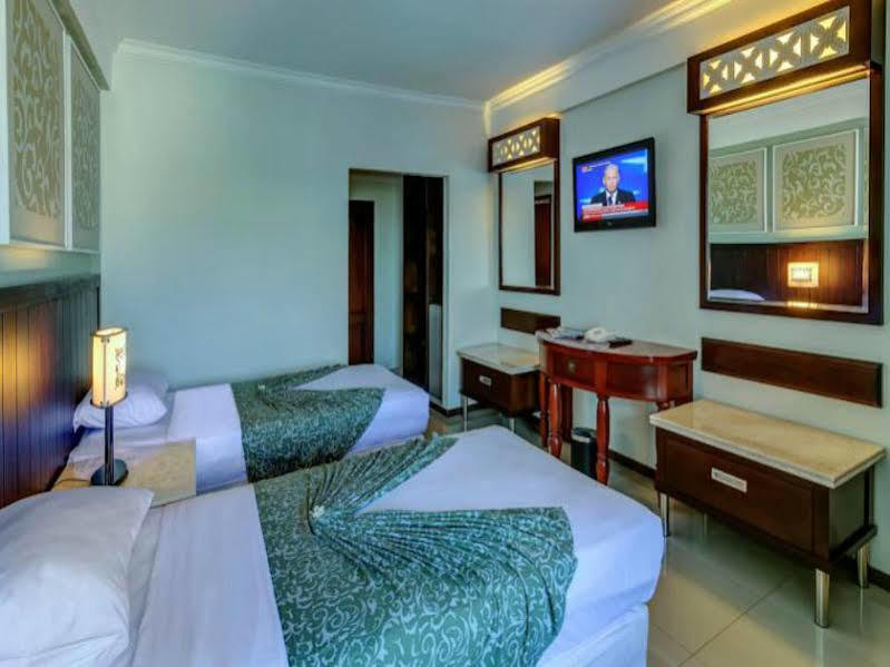 Kuta One Party Hotel Kuta Lombok Exterior foto